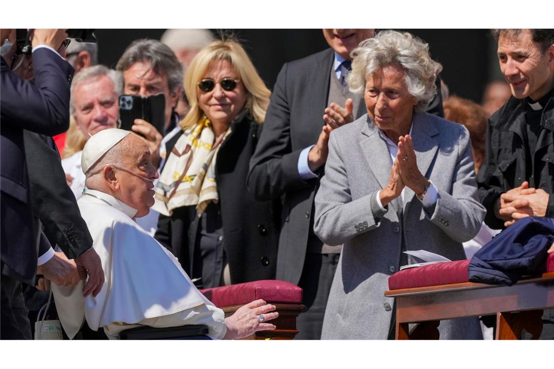 Papst Franziskus zeigt sich überraschend auf dem Petersplatz Der Papst sitzt im Rollstuhl.