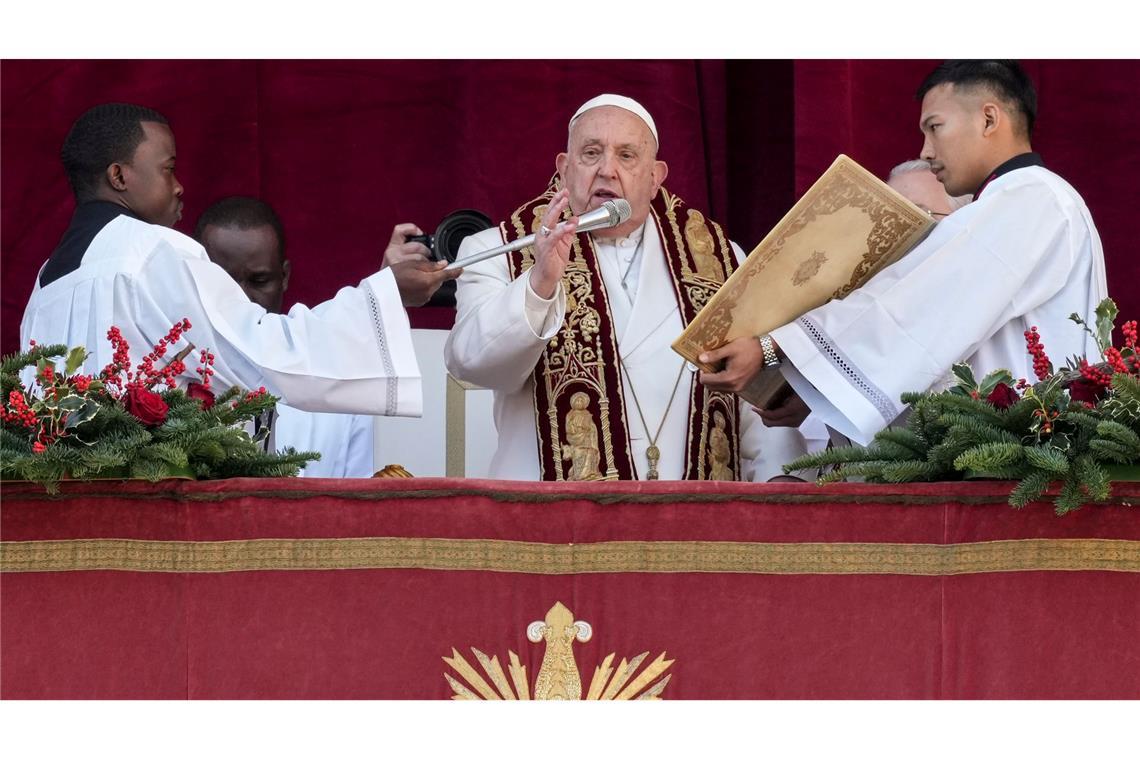 "Waffen sollen schweigen" - Papst mahnt zu Frieden Der Papst spendete den Segen "Urbi et Orbi", also der Stadt und dem Erdkreis.