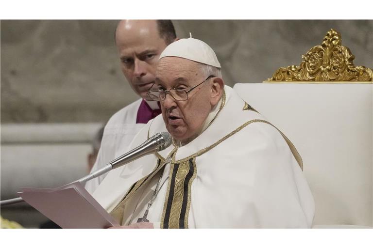 Der Papst trug nach Angaben des Vatikans  über Nacht zum dritten Mal eine Sauerstoffmaske. (Archivbild)