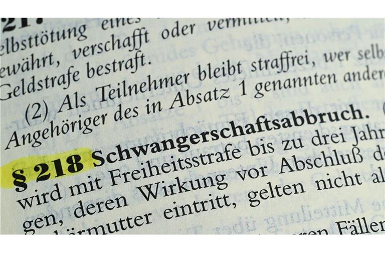 Der Paragraf 218 im Strafgesetzbuch regelt bislang die Strafbarkeit von Schwangerschaftsabbrüchen. (Symbolbild)