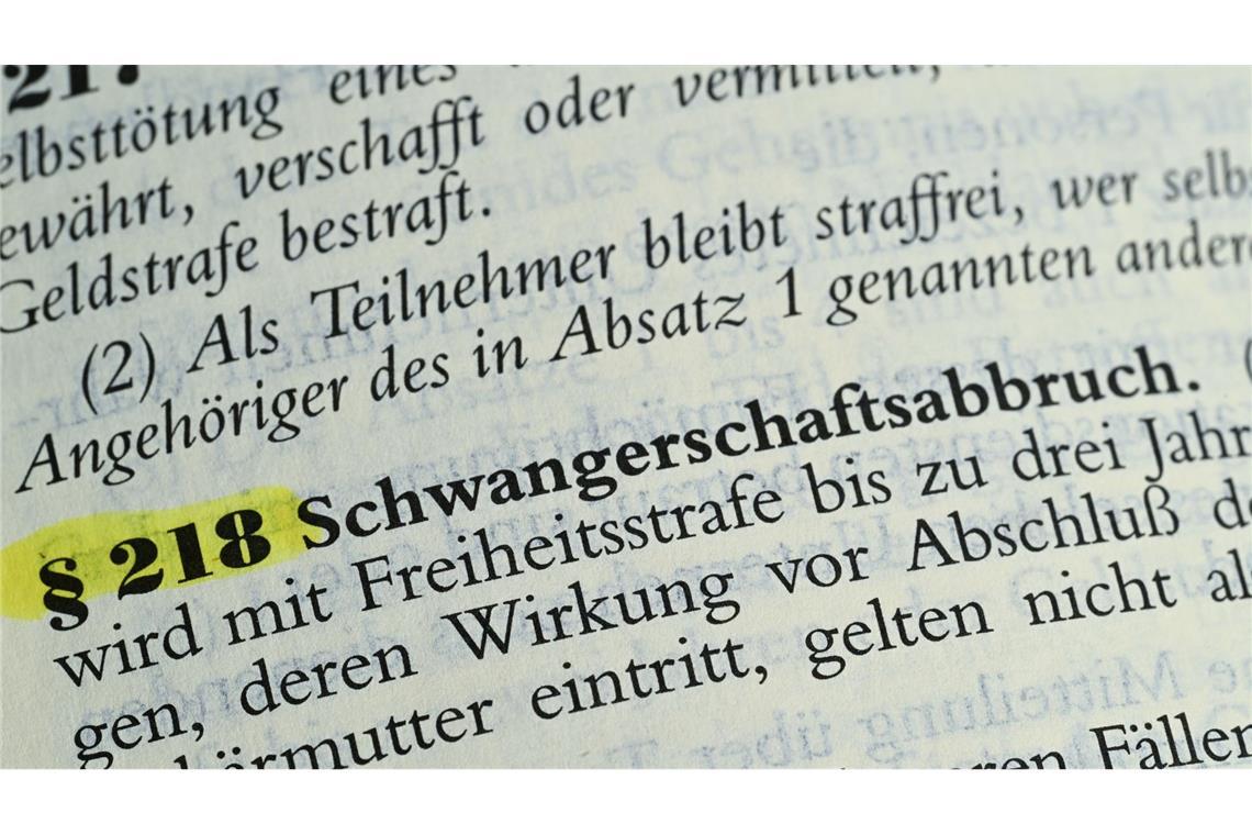 Entkriminalisierung von Abtreibung - Union kündigt Widerstand an Der Paragraf 218 zum Schwangerschaftsabbruch in einem Gesetzestext. Die Unionsfraktion kündigte entschiedenen Widerstand gegen das Vorhaben einer Initiative an (Symbolfoto).