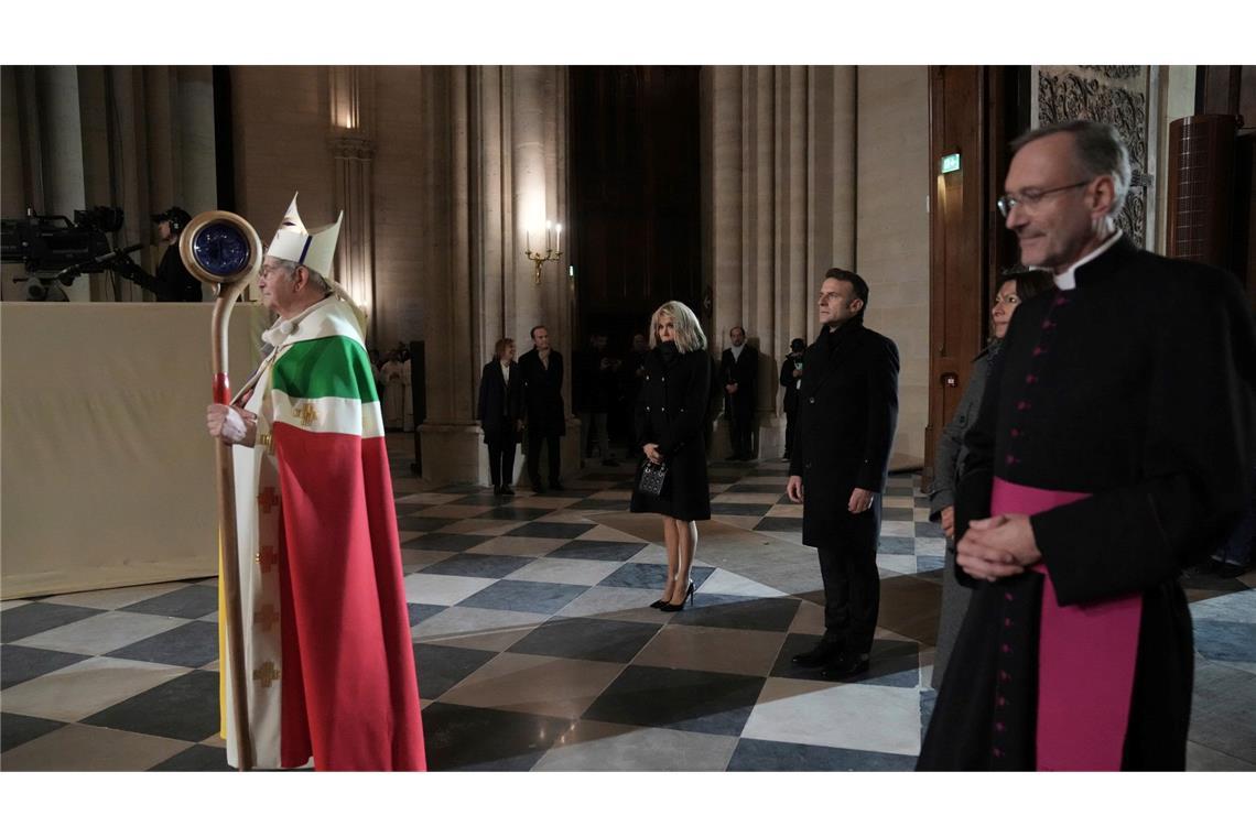 Notre-Dame wiedereröffnet - mit Glanz und viel Emotionen Der Pariser Erzbischof Laurent Ulrich öffnete die Türen der Kathedrale.