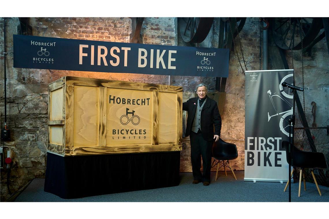 Der Patriarch der Fahrrad-Dynastie Kurt Hobrecht sen. (Hannes Hellmann) präsentiert stolz das Highlight seines Lebenswerks.