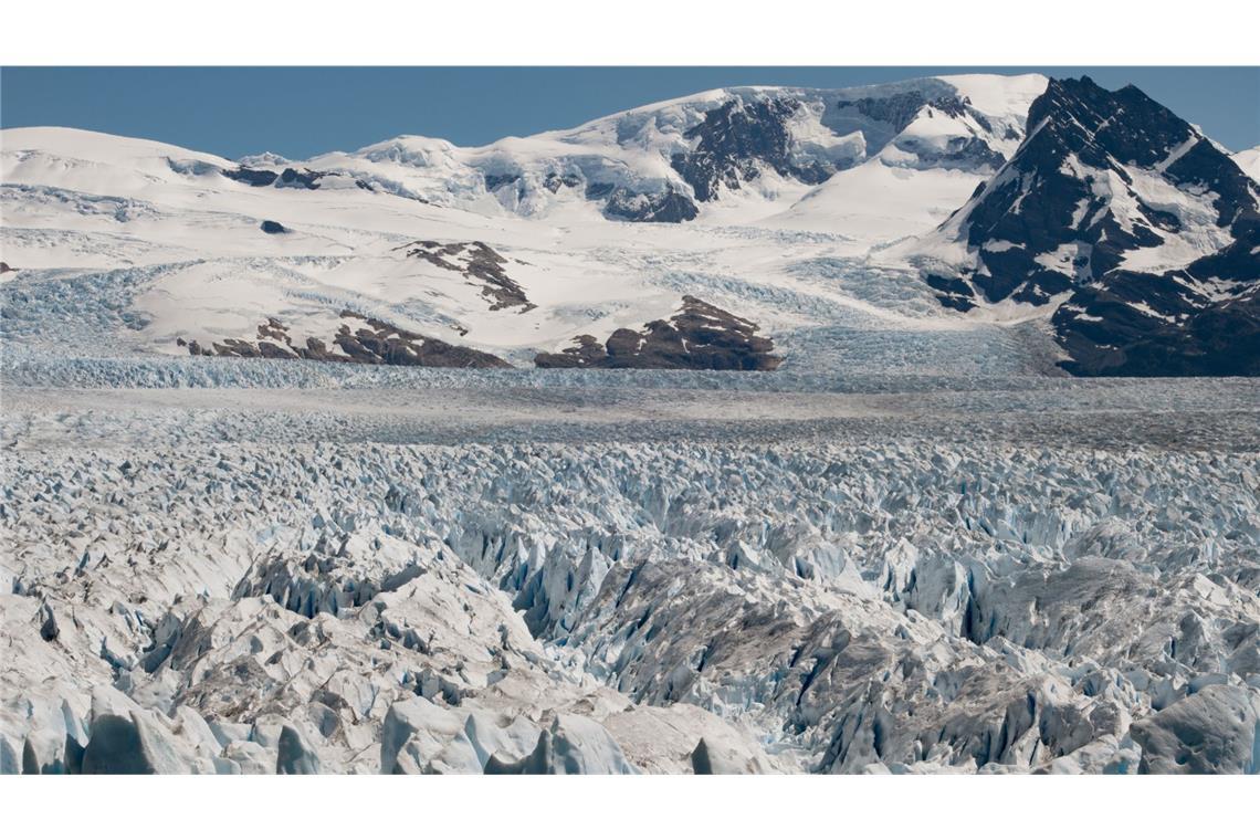 Perito-Moreno-Gletscher in Argentinien schmilzt dahin Der Perito-Moreno-Gletscher, Bismarck-Gletscher oder Francisco-Gormáz-Gletscher ist einer der größten Auslassgletscher des Südlichen Patagonischen Eisfeldes, des größten Gletschergebietes der südamerikanischen Anden.