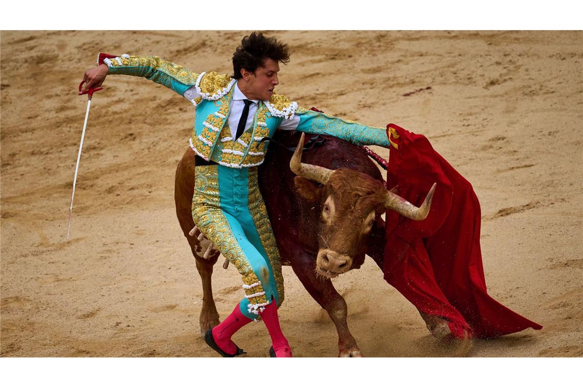 Bilder des Tages Der peruanische Stierkämpfer Andres Roca Rey tritt während eines Stierkampfes beim San-Fermin-Festival in Pamplona auf.