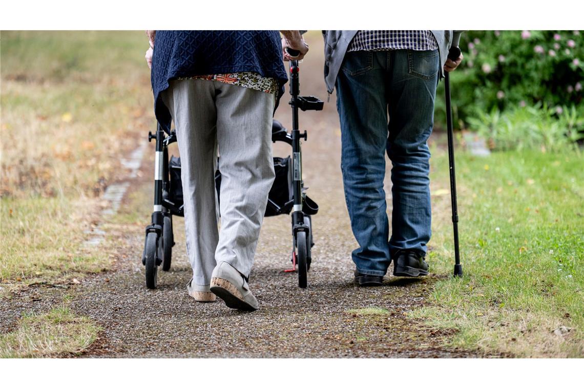 Der Pflegebedarf wird aufgrund vieler Hochaltriger in Zukunft voraussichtlich ansteigen. (Symbolbild)