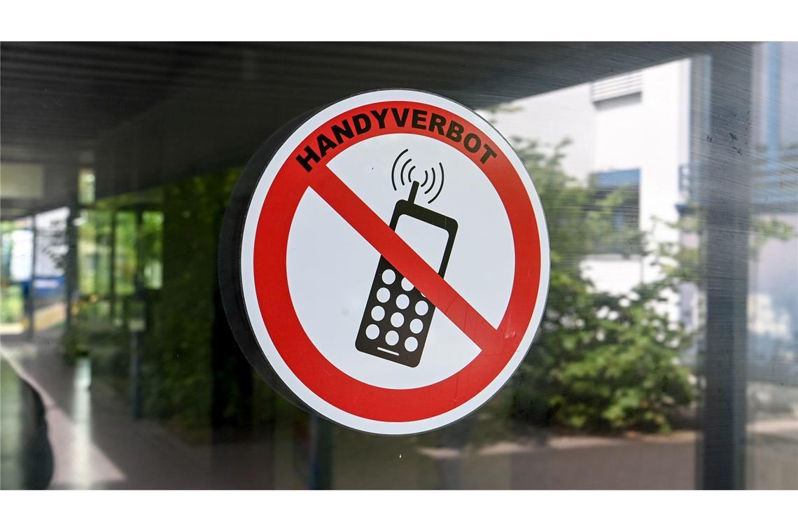Der Philologenverband fordert bundesweit verbindliche Regeln für private Smartphones während der Schulzeit. (Symbolbild)