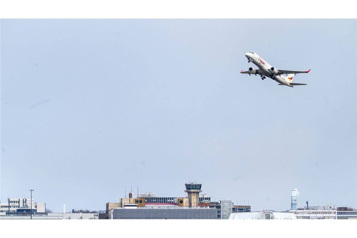 Passagier zu betrunken für Flieger - Pilot bricht Start ab Der Pilot brach am Flughafen in Bremen den Start seiner Maschine ab. (Archivbild)