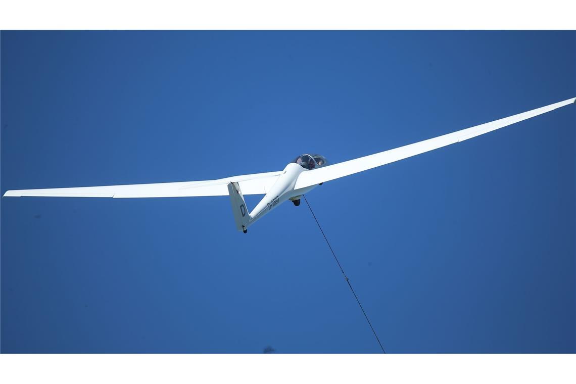 Pilot kommt bei Absturz eines Segelfliegers ums Leben Der Pilot kam bei dem Absturz ums Leben.