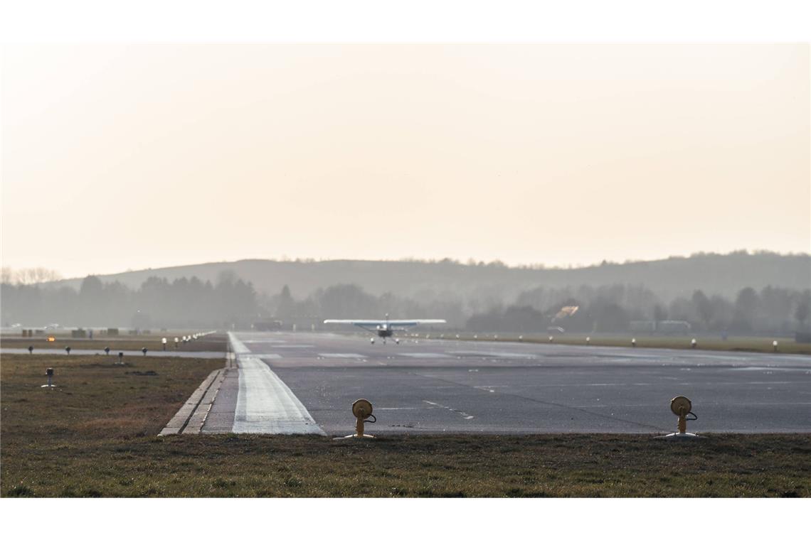 Pilot verliert Kontrolle – Flugzeug kommt bei Landung von der Piste ab Der Pilot verlor die Kontrolle über das Propellerflugzeug. (Symbolbild)