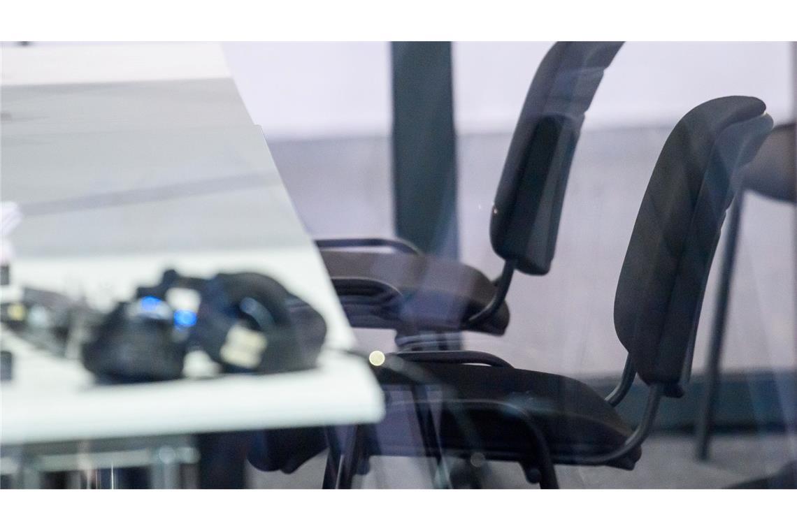 Der Platz des Angeklagten blieb am 13. Verhandlungstag leer.