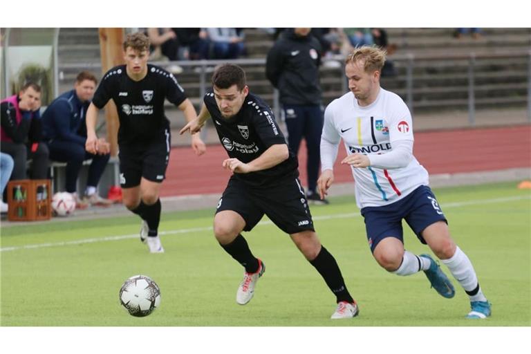 Der Platzverwies für Joshua Schneider (li.) war strittig, Trainer Christopher Baake sah darin eine klare Fehlentscheidung.