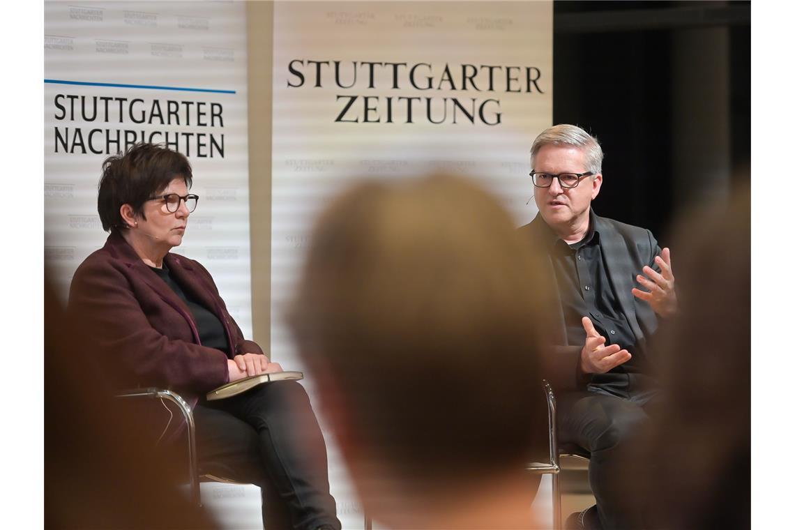 Von Bibern und Bundeskanzlern Der Politikwissenschaftler Frank Brettschneider (rechts) ordnete Ergebnisse aus der Wahlforschung ein.