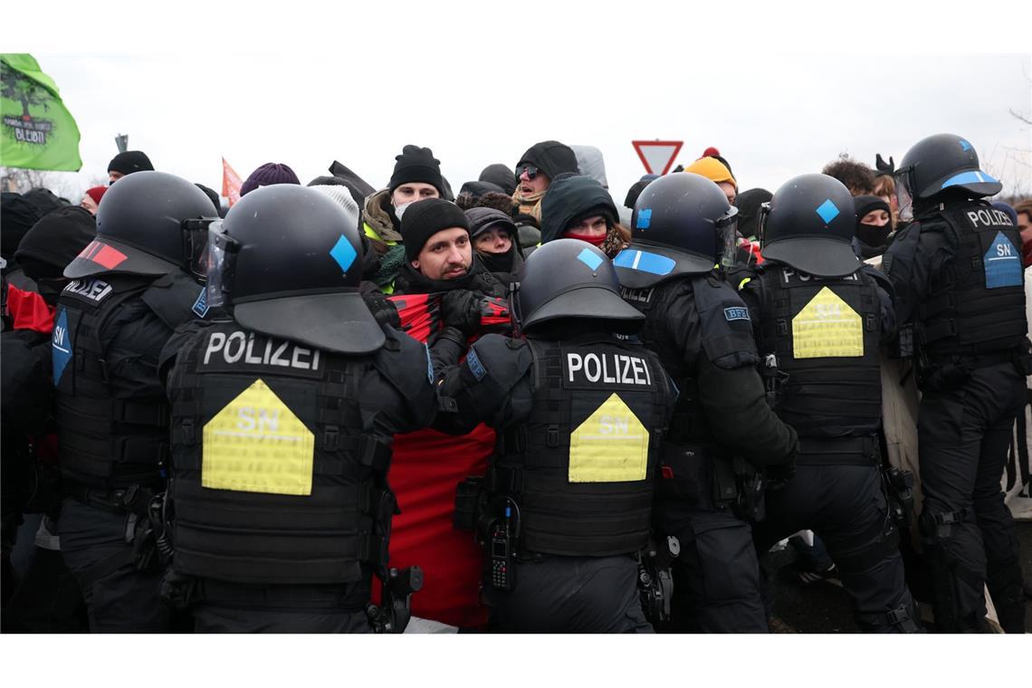 Scharfe Kritik an Polizeieinsatz bei AfD-Parteitag in Riesa Der Polizei wird ein überhartes Vorgehen vorgeworfen.