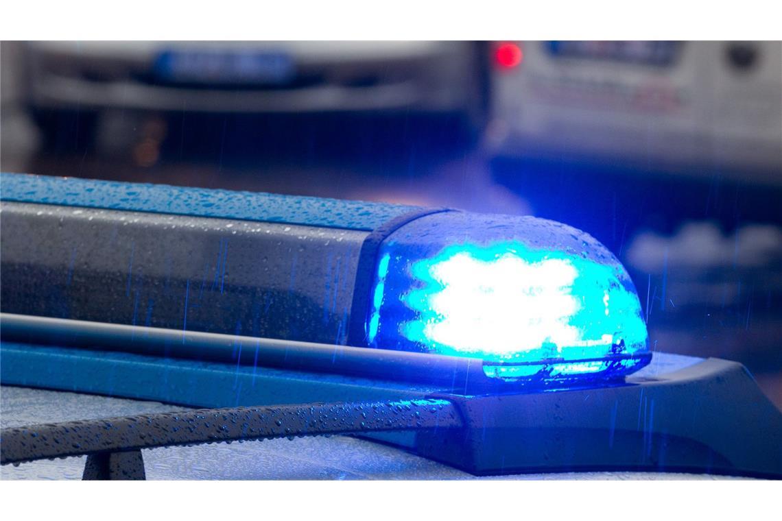 Autofahrer rammt Polizist frontal Der Polizist wurde bei dem Vorfall Ende November leicht verletzt. (Symbolbild)