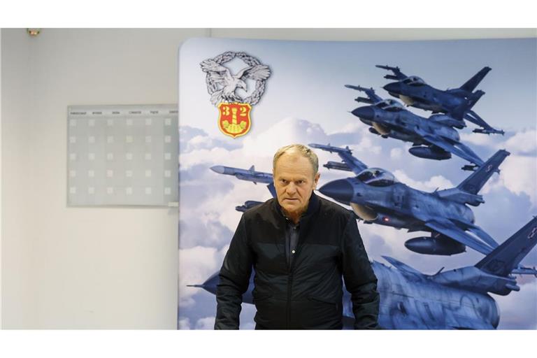 Der polnische Ministerpräsident Donald Tusk bei einem Treffen mit Soldaten auf dem 32. taktischen Luftwaffenstützpunkt in Lask.