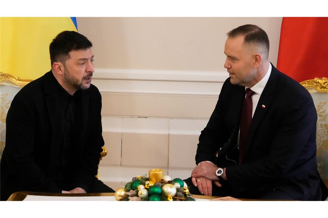 Der polnische Präsident Karol Nawrocki (r) und der ukrainische Präsident Wolodymyr Selenskyj sprechen während ihres Treffens im Präsidentenpalast