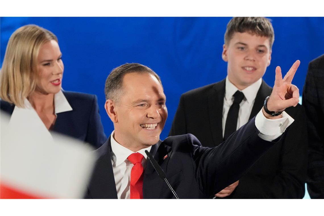Bilder des Tages Der polnische Präsidentschaftskandidat Karol Nawrocki, der von der rechten Partei Recht und Gerechtigkeit unterstützt wird, begrüßt seine Anhänger, als er nach der Stichwahl bei den Präsidentschaftswahlen an seinem Amtssitz in Warschau ankommt.