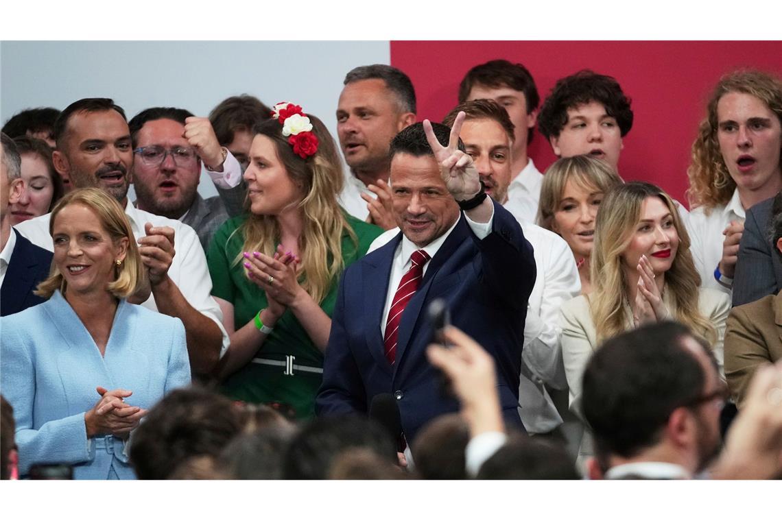 Bilder des Tages Der polnische Präsidentschaftskandidat Rafal Trzaskowski, ein liberaler EU-Befürworter, begrüßt seine Anhänger, als er nach der Stichwahl bei den Präsidentschaftswahlen an seinem Amtssitz in Warschauankommt.