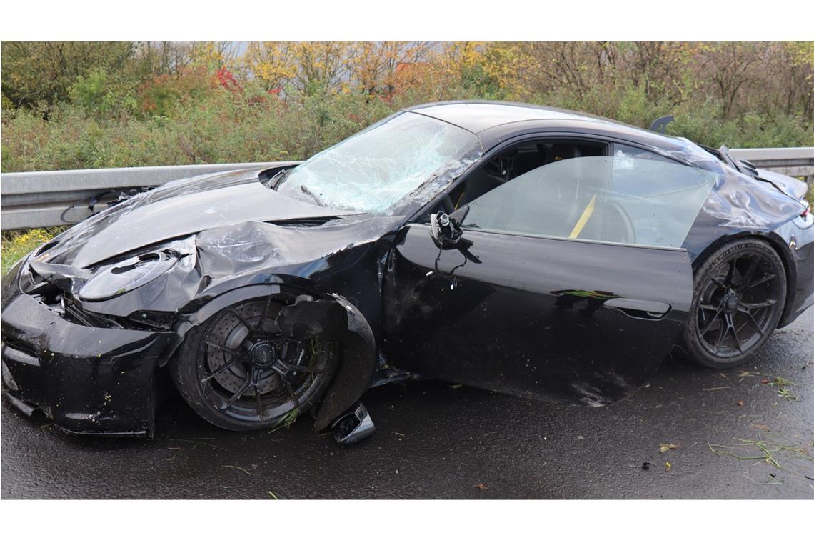 Der Porsche musst abgeschleppt werden.