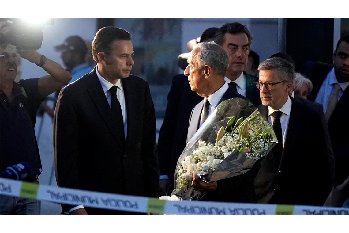 Der portugiesische Präsident Marcelo Rebelo de Sousa, der Blumen trägt, der Bürgermeister von Lissabon, Carlos Moedas (r) und Ministerpräsident Luís Montenegro (l) zeigten sich erschüttert über das Unglück.