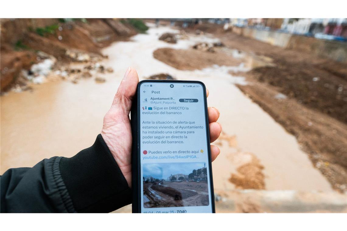 Extremwetter in Spanien und der Sahara Der Poyo-Fluss bei Valencia im März 2025 – und auf dem Handy-Display im Oktober 2024.