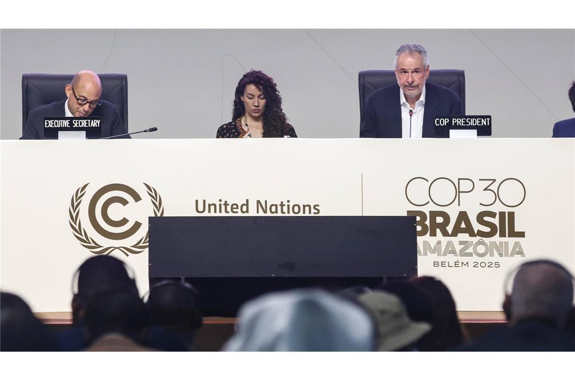 Der Präsident der COP 30, Andre Aranha Correa doLago (Mi.), schaut eher skeptisch auf das vielköpfige und vielstimmige Plenum der Klimakonferenz im brasilianischen Belém.