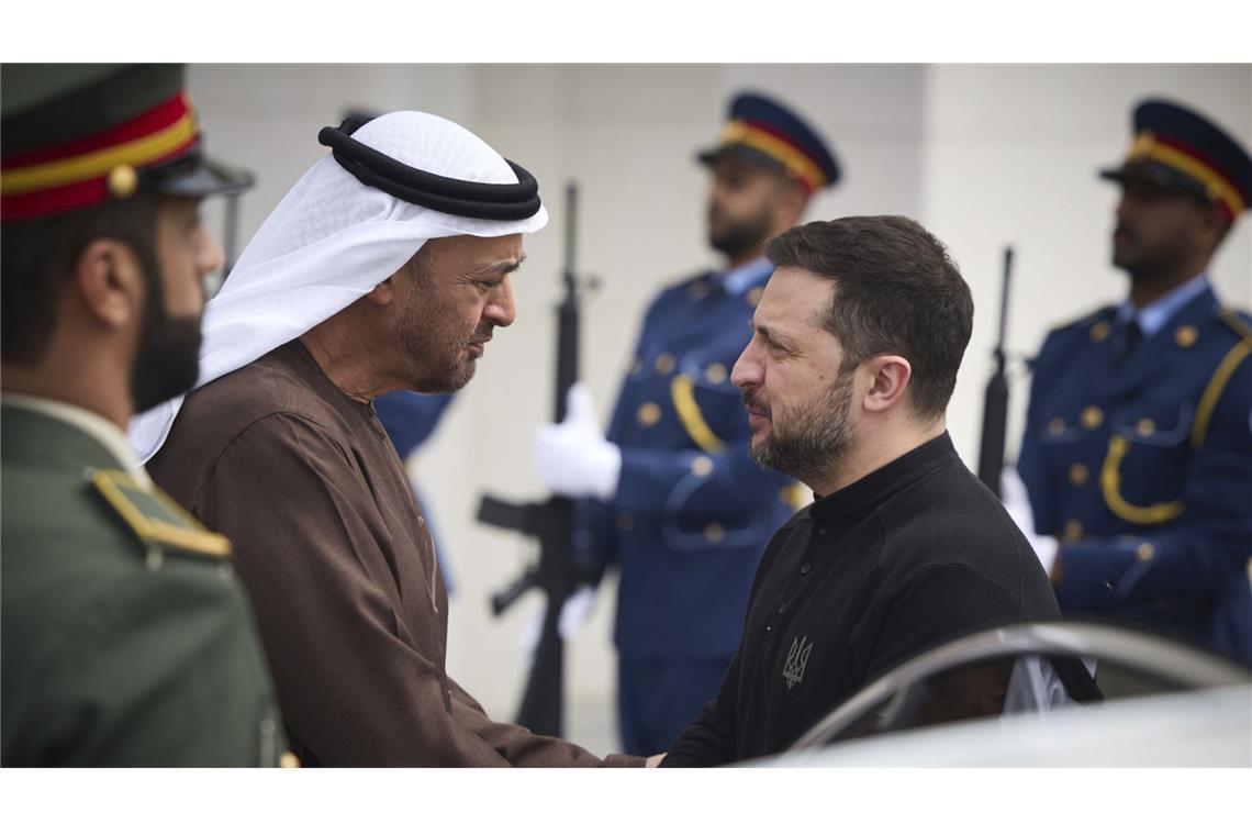 Selenskyj parallel zu US-Außenminister Rubio am Golf Der Präsident der Vereinigten Arabischen Emirate, Scheich Mohammed bin Zayed Al Nahyan (links) begrüßt den ukrainischen Präsidenten Wolodymyr Selenskyj.
