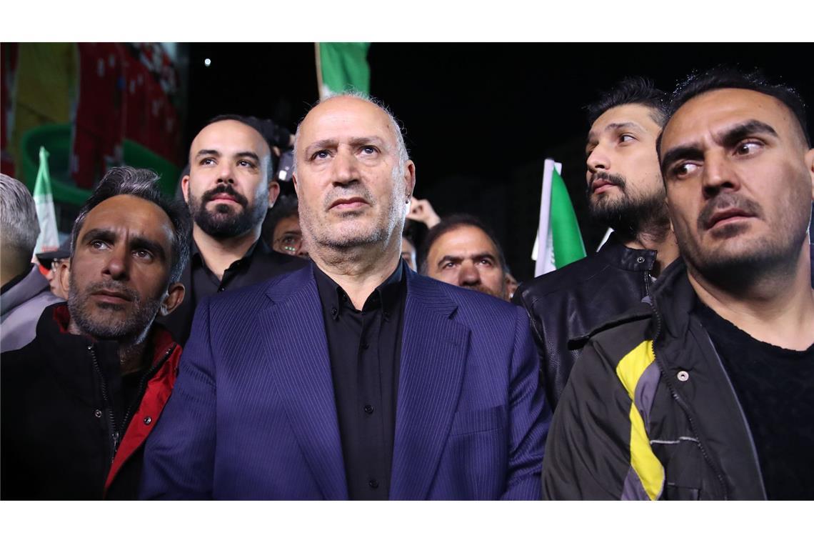 Der Präsident des iranischen Fußballverbands, Mehdi Tadsch (M), ist auf dem Weg zum FIFA-Konress bei der Einreise nach Kanada abgeweisen worden (Archivfoto).