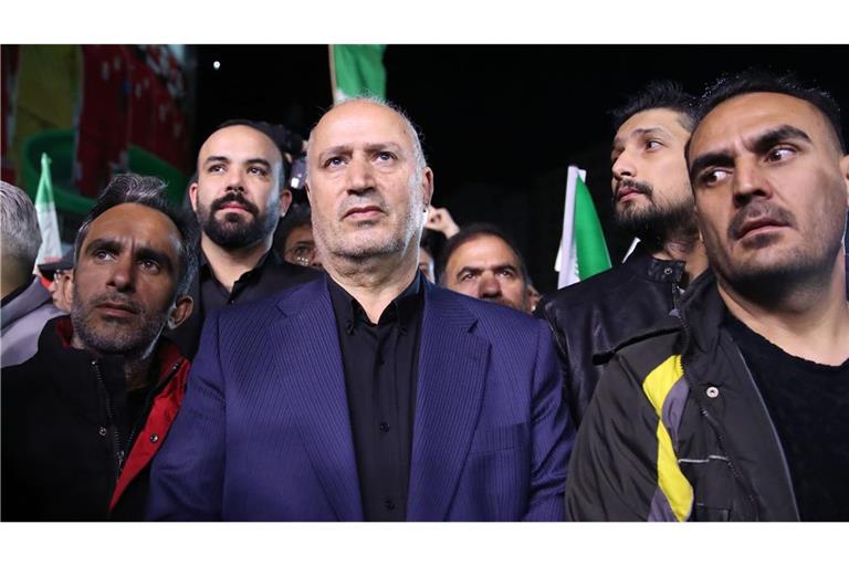 Der Präsident des iranischen Fußballverbands, Mehdi Tadsch (M), ist auf dem Weg zum FIFA-Konress bei der Einreise nach Kanada abgeweisen worden (Archivfoto).