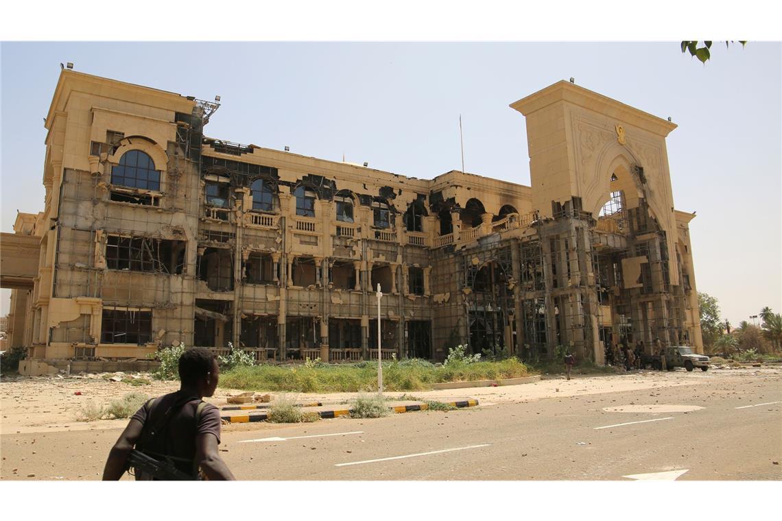 Sudans Regierungstruppen erobern Präsidentenpalast zurück Der Präsidentenpalast in Khartum nach der Rückeroberung durch sudanesische Regierungstruppen.