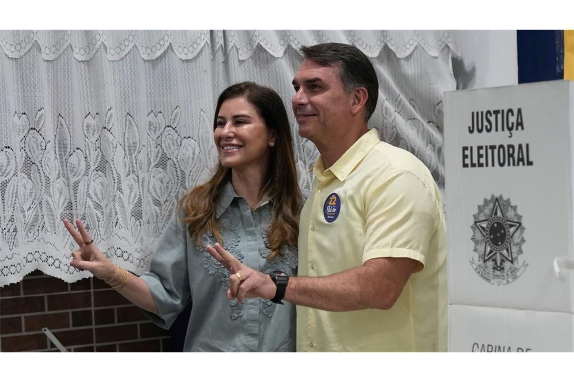 Der Präsidentschaftskandidat der Opposition, Senator Flavio Bolsonaro (r), und seine Frau Fernanda Bolsonaro im Wahllokal.