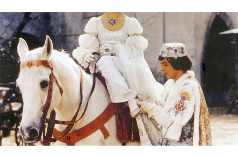 Der Prinz (Pavel Travnicek) passt Aschenbrödel (Libuse Safrankova) den verlorenen Schuh an - eine Szene aus "Drei Haselnüsse für Aschenbrödel" (undatiert). (Archivbild)