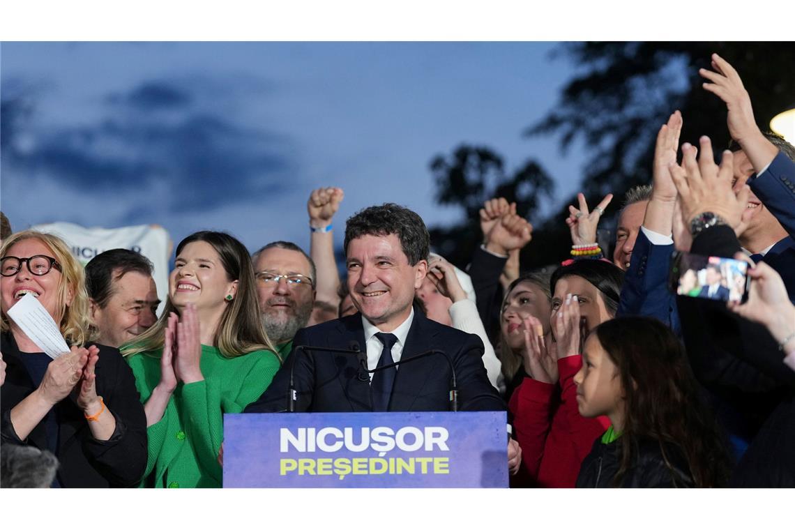 Pro-Europäer Nicusor Dan gewinnt Präsidentenwahl in Rumänien Der Pro-Europäer Nicusor Dan hat die Präsidentenwahl in Rumänien gewonnen.