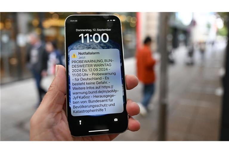 Der Probealarm sollte die meisten Handys auch dann erreichen, wenn keine Warnapps installiert sind. (Archivbild)