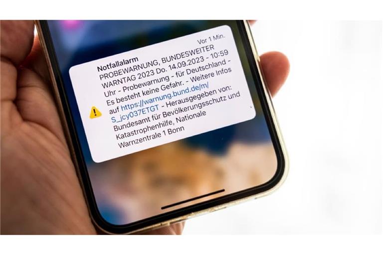 Der Probealarm wird auf einem Smartphone im Rahmen des Warntags zum Test der Warnsysteme angezeigt. Mit dem bundesweiten Warntag will die Behörde herausfinden, wie viele Menschen eine Warnung vor Gefahren im Ernstfall erreichen würde. 