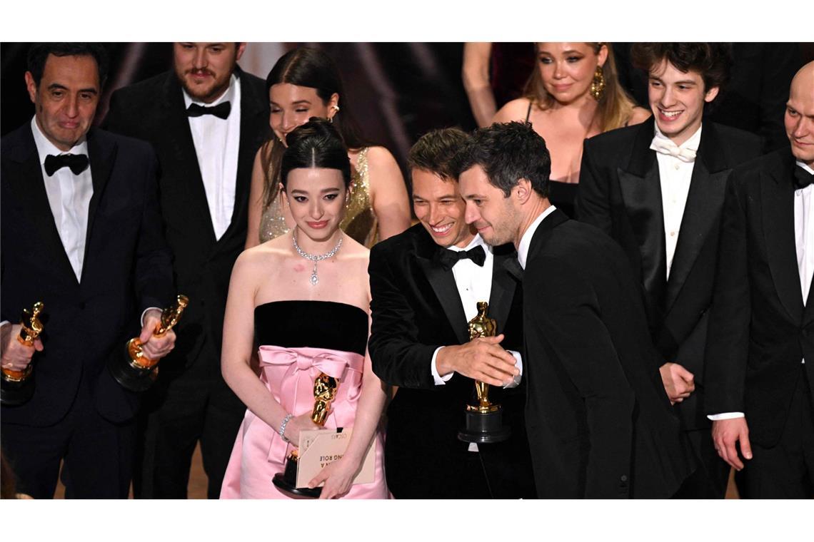 Das sind die Gewinner der Oscar-Nacht Der Produzent Alex Coco, der Regisseur Sean Baker und die Hauptdarstellerin Mikey Madison freuen sich über den Oscar als besten Film für „Anora“.