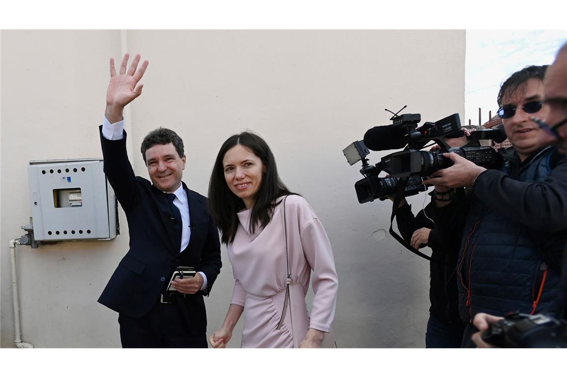 Proeuropäer Nicusor Dan gewinnt Präsidentenwahl in Rumänien Der proeuropäische Präsidentenkandidat Nicusor Dan (l) und seine Partnerin Mirabela Gradinaru verlassen nach der Stimmabgabe in der zweiten Runde der Wiederholung der Präsidentschaftswahlen ein Wahllokal im siebenbürgischen Gebirgsort Fagaras, dem Geburtsort von Dan.