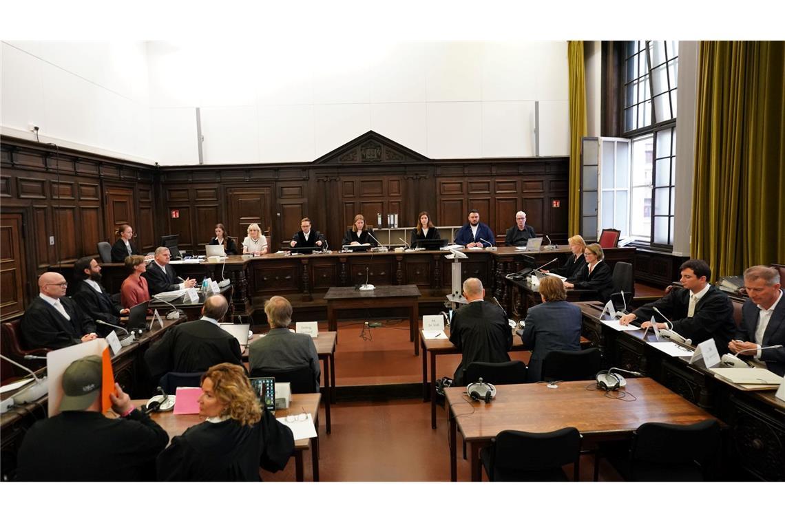 Der Prozess findet im Saal 237 statt, weil der genug Platz für so viele Zuschauer bietet.