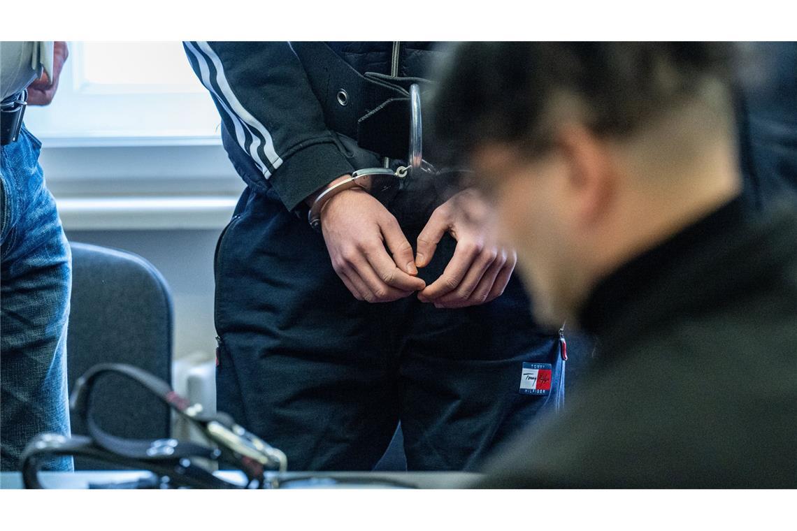 Angriff mit Eisenstangen - Mammutprozess mit elf Angeklagten Der Prozess gegen die elf Männer vor dem Landgericht Regensburg hat begonnen.