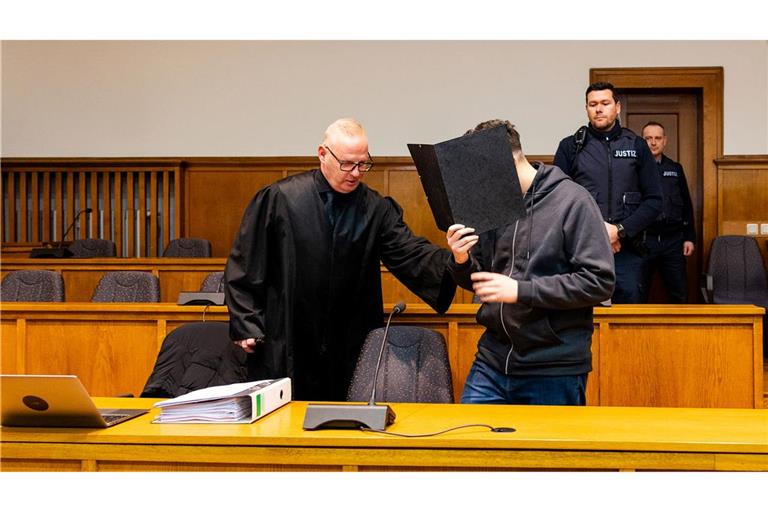 Der Prozess hat mit der Anklage und der Einlassung des Angeklagten begonnen.