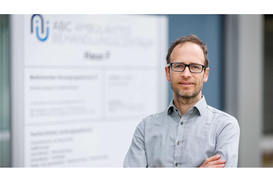 Der Psychologe Philipp Martzog betreut am Klinikum Nürnberg junge Menschen mit Mediensucht.