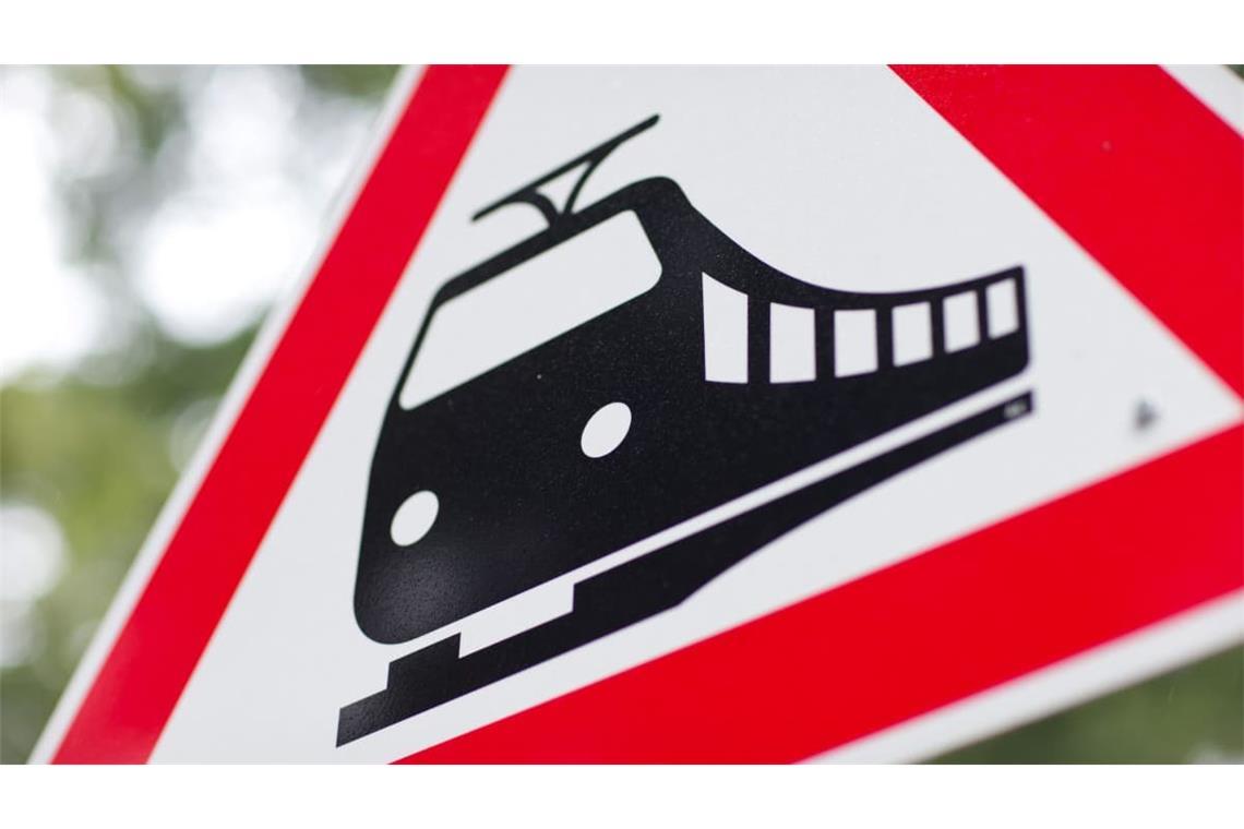 Der Radfahrer ist von einem Zug erfasst worden. (Symbolbild)