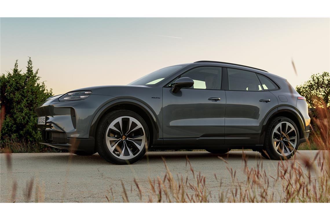 Der Radstand ist etwa 3 Meter lang, das bedeutet ein Plus von 13 Zentimetern im Vergleich zum Verbrenner. Dadurch ergibt sich unter anderem mehr Platz im Innenraum.