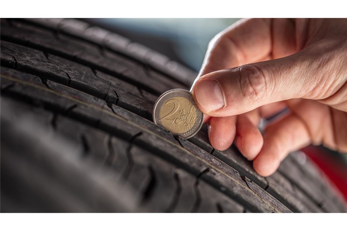 Der Rand einer 2-Euro-Münze hilft bei der Einschätzung.