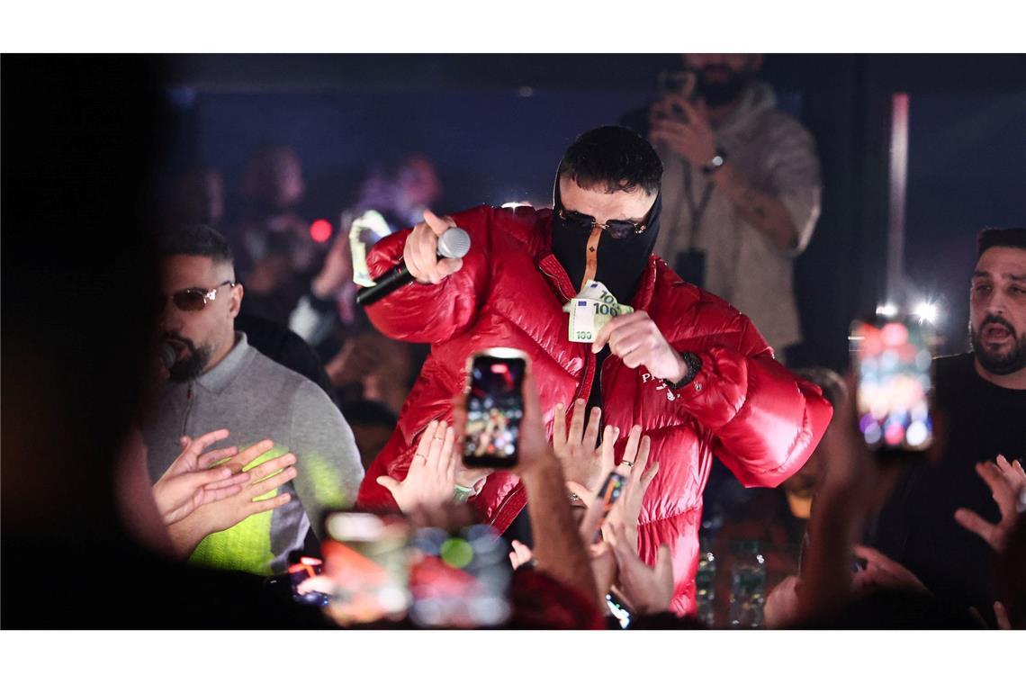 Der Rapper Haftbefehl tritt im La Louve in Gießen auf.