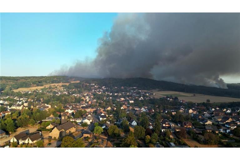 Der Rauch des Waldbrands im Hürtgenwald zieht über den Ortsteil Gey. (Archiv-Bild)