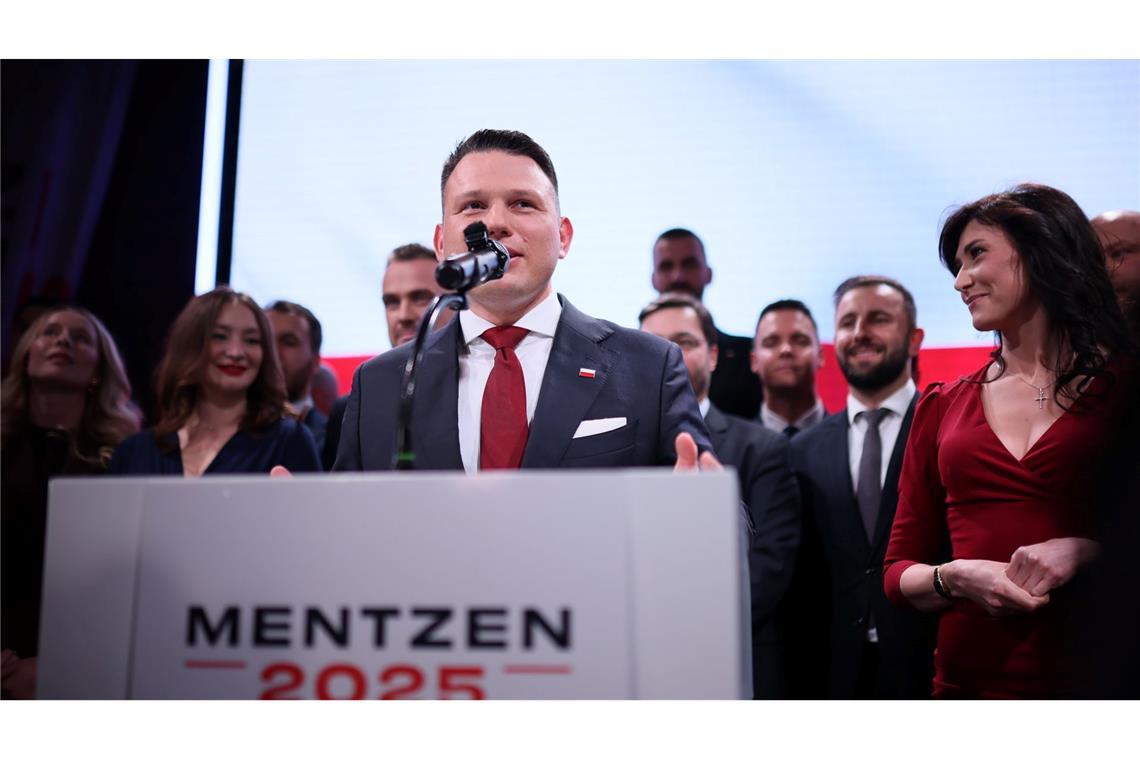 Hauchdünner Vorsprung für Trzaskowski bei Wahl in Polen Der rechtsextreme Kandidat Slawomir Mentzen, der in der ersten Runde der polnischen Präsidentenwahl auf dem dritten Platz landete, will seinen Anhängern eine Wahlempfehlung geben.