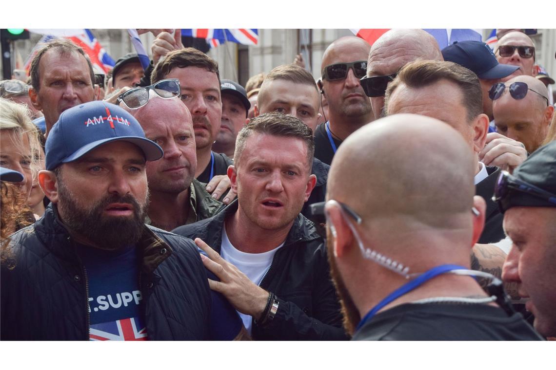 Der Rechtsextremist Tommy Robinson (Mitte) rief zu einer Demo vor dem Polizeihauptquartier in Southampton auf. (Archivfoto)
