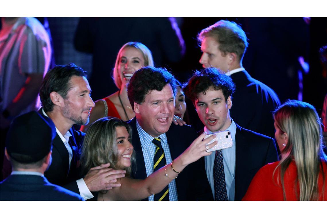 Verzweiflung hier, Euphorie da – Bilder einer Wahlnacht Der rechtskonservative frühere Fox-Moderator Tucker Carlson posiert bei einer Wahlparty in Palm Beach für Selfies. Nicht weit weg liegt Trumps Privatclub Mar-a-Lago.